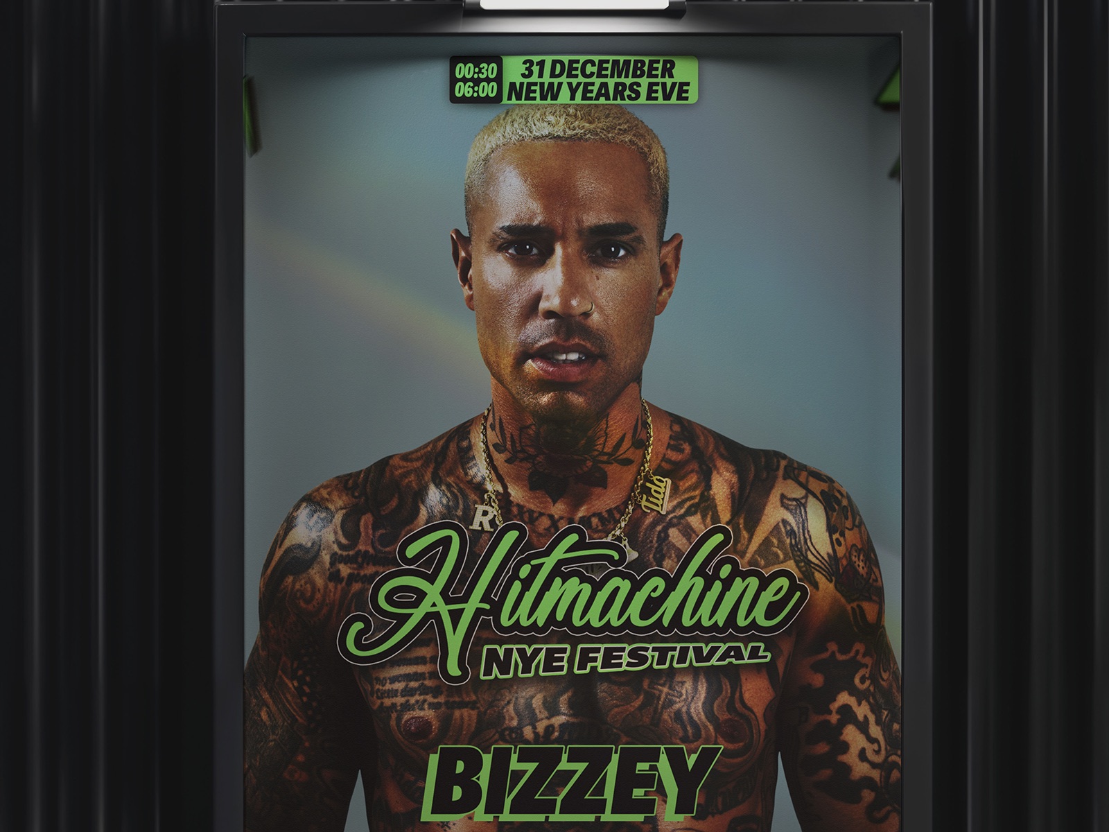 Campagneposter voor Hitmachine NYE Festival, groot uitgelicht in een billboardkader