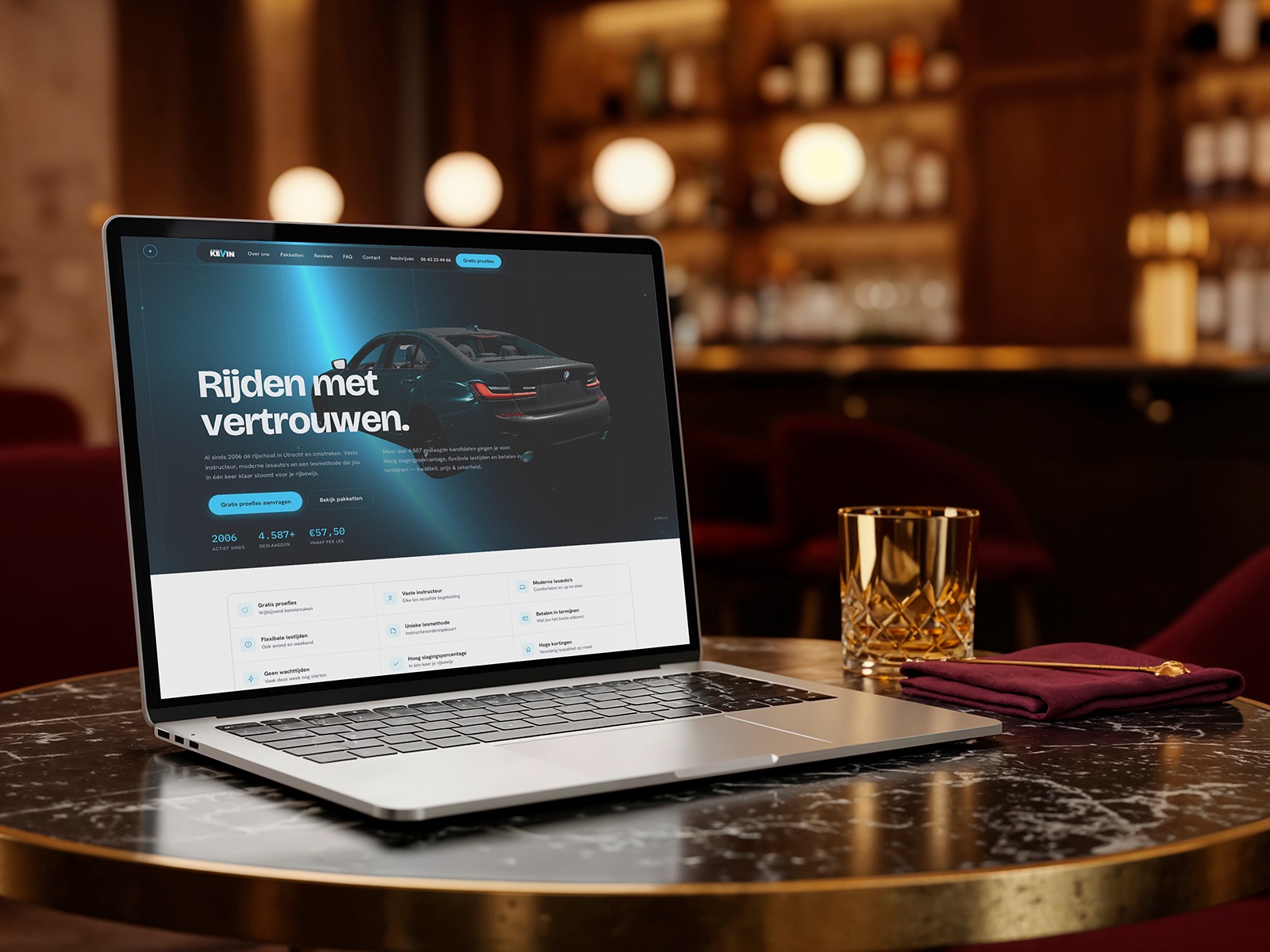 Website van Rijschool Kevin, getoond op een laptop