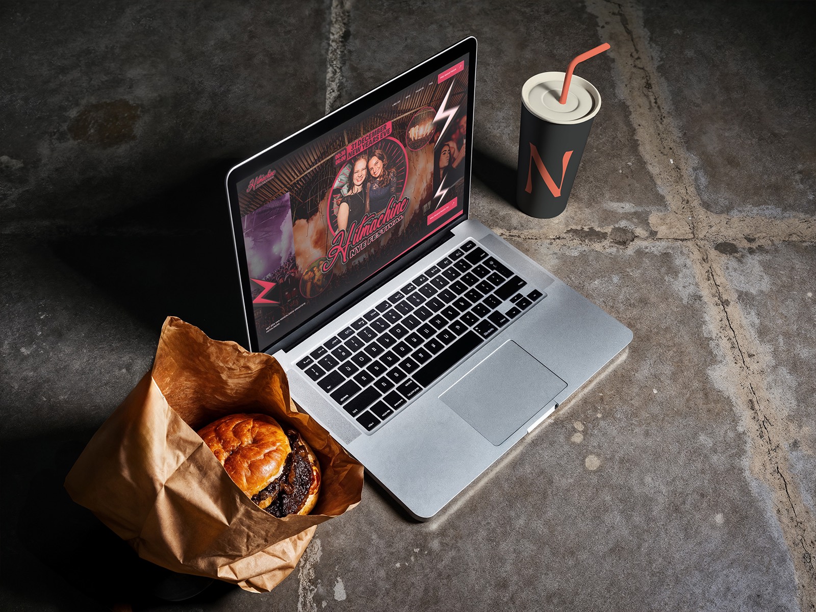 Website van Hitmachine NYE Festival, getoond op een laptop